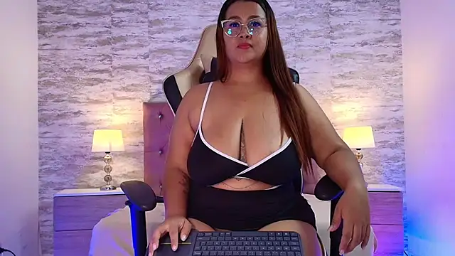 Snapshot of IsabellMendez_ chatting on February 17, 2025, 4:28 pm IsabellMendez online show from February 17, 2025, 4:28 pm