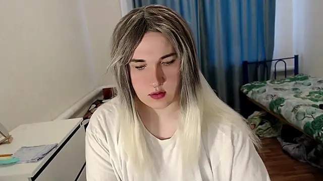 EvaMiron online show from April 15, 2026, 3:12 am