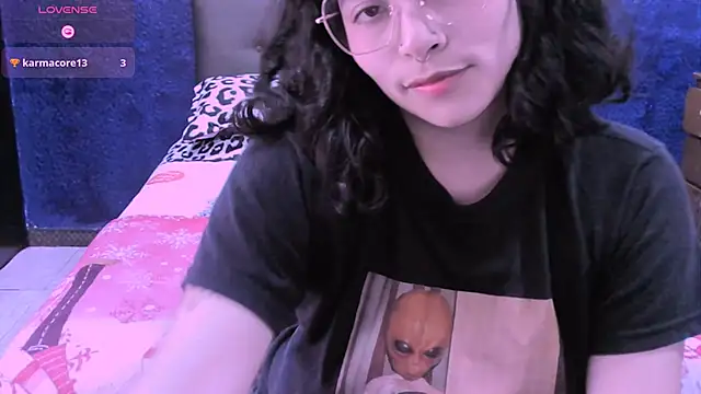 NinaYellow online show from October 22, 2025, 3:55 pm