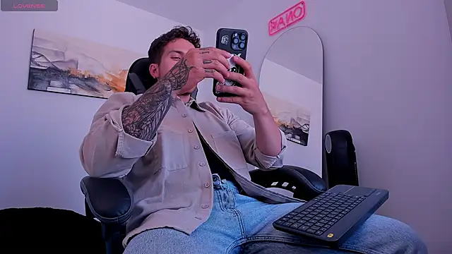 Snapshot of LucianSinclair chatting on January 18, 2025, 6:43 pm LucianSinclair online show from January 18, 2025, 6:43 pm