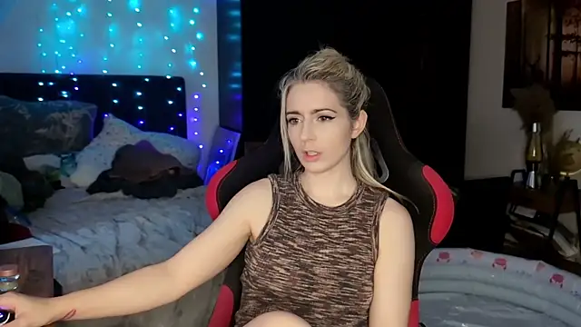 Lisaonthemoon online show from July 1, 2026, 3:45 pm