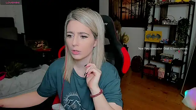 Lisaonthemoon online show from March 4, 2026, 6:48 pm