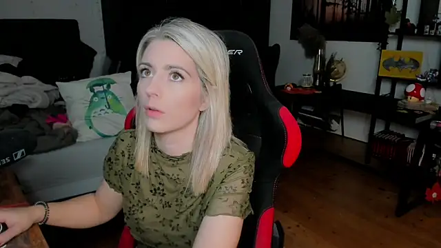 Lisaonthemoon online show from October 18, 2025, 1:57 pm