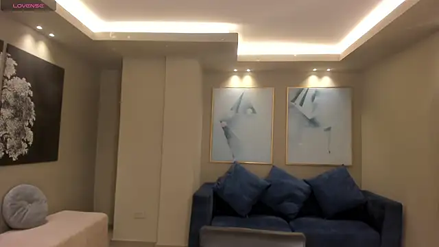 PaulinaSantos  online show from February 4, 2026, 7:42 pm