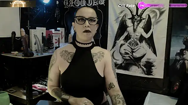 Snapshot of Evil_Queen_666 chatting on October 19, 2025, 5:43 am Evil Queen 666 online show from October 19, 2025, 5:43 am