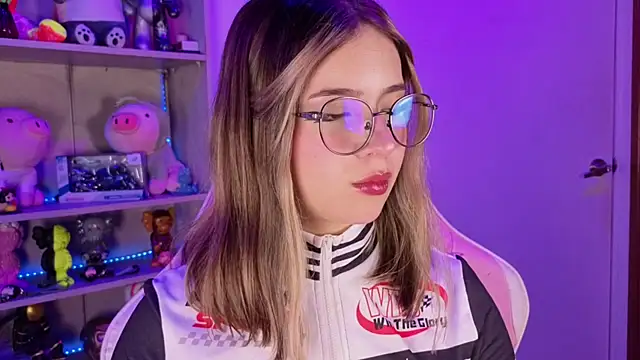 EmilyMiller  online show from April 16, 2026, 3:13 pm