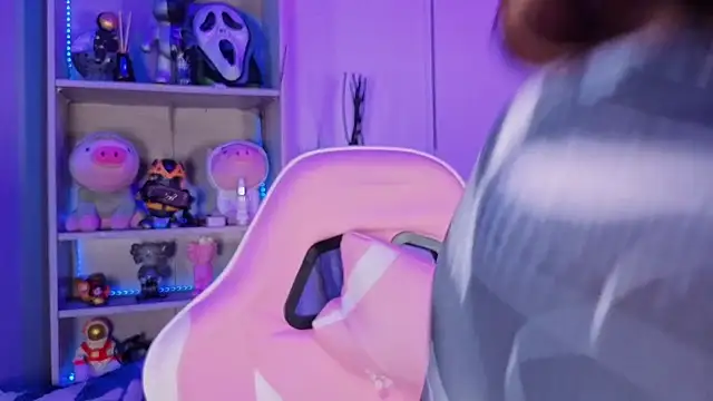 Snapshot of EmilyMiller_ chatting on November 8, 2025, 8:45 pm EmilyMiller online show from November 8, 2025, 8:45 pm