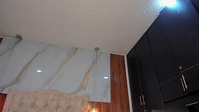 mia 18v online show from February 3, 2026, 2:53 am