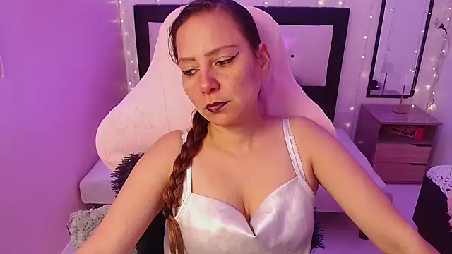 Snapshot of camila_delarosa chatting on June 6, 2026, 12:32 pm camila delarosa online show from June 6, 2026, 12:32 pm