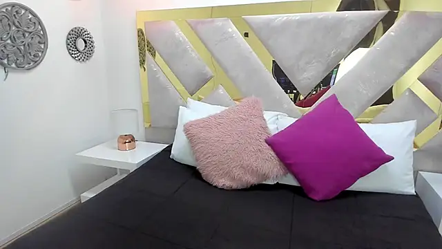 Oriana Guzman online show from February 19, 2025, 2:33 pm