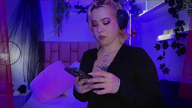 albaismynameX online show from October 27, 2025, 12:17 pm