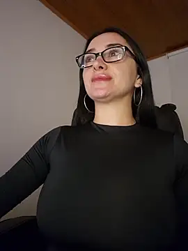 preetypeach online show from February 2, 2026, 2:43 am