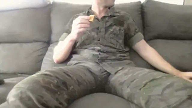 Snapshot of militar_guapo chatting on February 4, 2026, 10:43 am militar guapo online show from February 4, 2026, 10:43 am