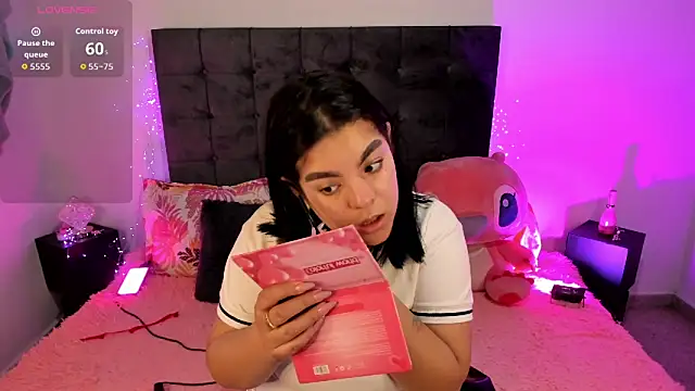 Kylie2211 online show from October 26, 2025, 9:04 pm