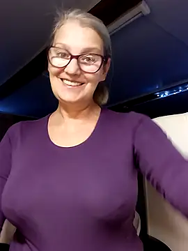 irinamaux online show from October 7, 2025, 7:42 am