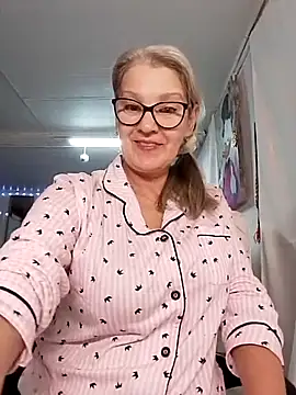 irinamaux online show from November 18, 2025, 5:05 pm