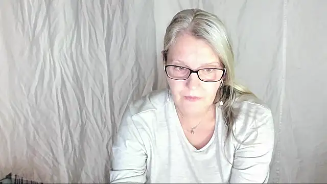 irinamaux online show from March 12, 2025, 8:08 am