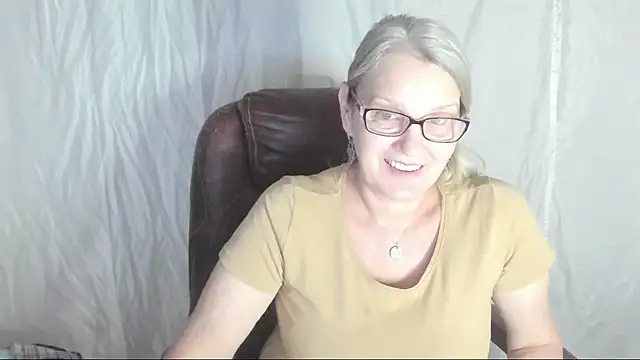 irinamaux online show from March 6, 2025, 7:47 am