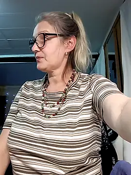 irinamaux online show from October 21, 2025, 5:01 pm