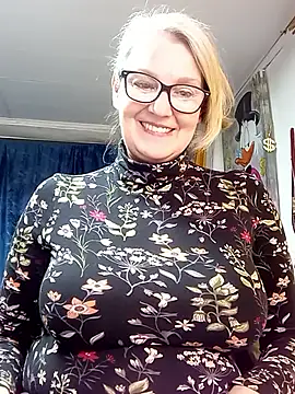 irinamaux online show from April 12, 2026, 4:54 pm