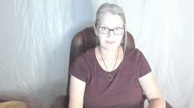 irinamaux online show from February 27, 2025, 4:32 pm