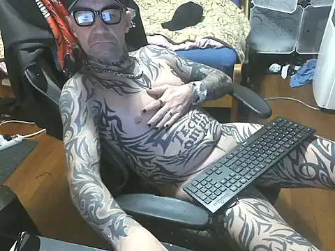 Snapshot of Tomi18cmm2 chatting on November 4, 2025, 6:33 pm Tomi18cmm2 online show from November 4, 2025, 6:33 pm