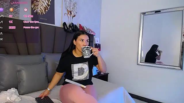 Sofi Perez  online show from April 6, 2026, 11:11 am