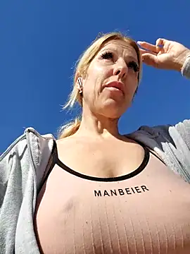 Snapshot of blondyruby chatting on February 23, 2026, 10:38 am blondyruby online show from February 23, 2026, 10:38 am