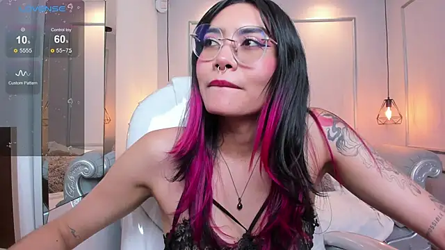 Snapshot of AzuraKindong chatting on March 6, 2025, 10:26 pm AzuraKindong online show from March 6, 2025, 10:26 pm