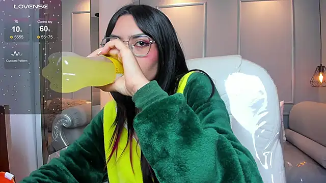 Snapshot of AzuraKindong chatting on November 14, 2025, 7:39 pm AzuraKindong online show from November 14, 2025, 7:39 pm