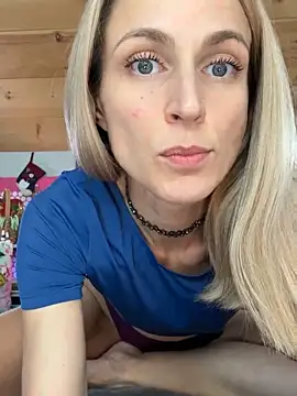 DanaeJustine online show from December 2, 2025, 8:43 pm