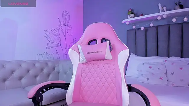 atenea jones online show from December 15, 2025, 7:31 pm