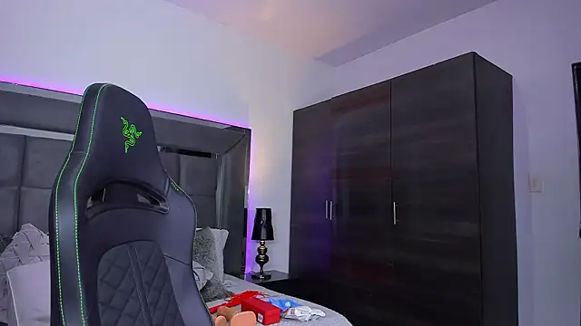 Emmilysantibanez online show from March 12, 2026, 2:10 pm