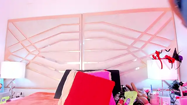 sophie-newton online show from February 13, 2026, 12:16 pm