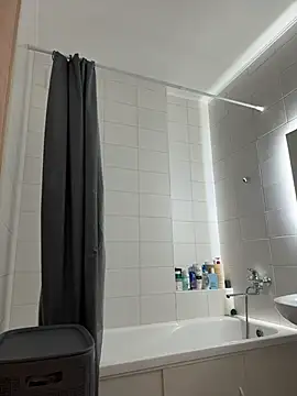 Snapshot of NewLale chatting on December 4, 2025, 4:22 am NewLale online show from December 4, 2025, 4:22 am