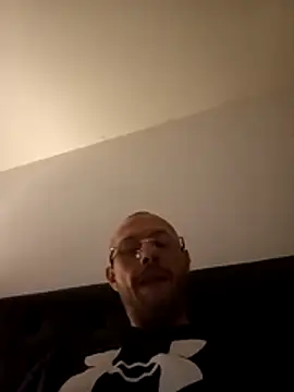 Guitccch online show from April 15, 2026, 8:09 pm