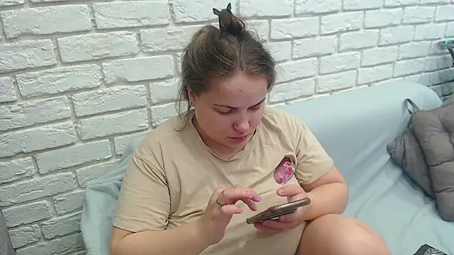 Crazyy girl  online show from April 5, 2026, 8:21 am