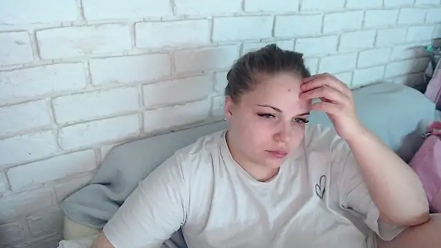 Crazyy girl  online show from April 8, 2026, 3:02 pm