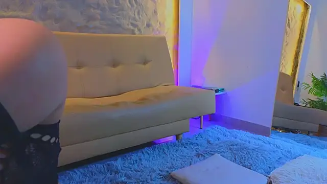 Isa  Blanc online show from October 20, 2025, 2:35 am