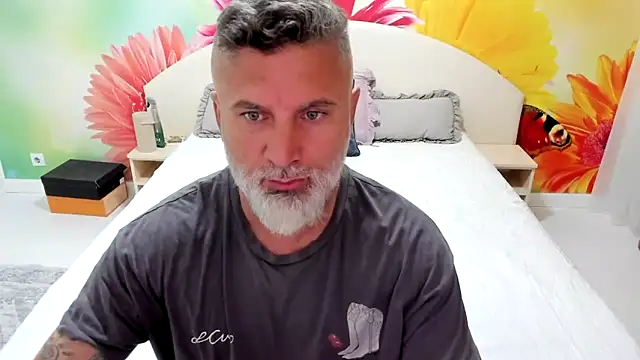 Snapshot of BlowMyXXL chatting on November 18, 2025, 4:21 pm BlowMyXXL online show from November 18, 2025, 4:21 pm