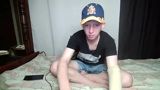 Snapshot of Fox_man_love chatting on September 14, 2025, 3:23 pm Fox man love online show from September 14, 2025, 3:23 pm