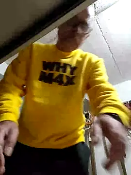 Snapshot of bottomhairy chatting on May 16, 2026, 7:13 pm bottomhairy online show from May 16, 2026, 7:13 pm