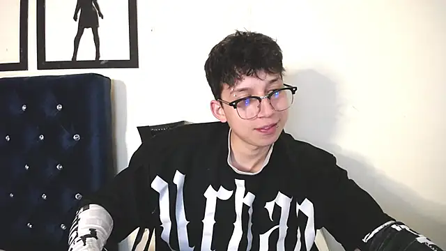 Snapshot of _Thomas_hot_ chatting on October 31, 2025, 4:20 am Thomas hot online show from October 31, 2025, 4:20 am