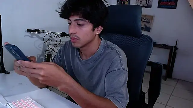 Snapshot of Thieves9 chatting on November 4, 2025, 7:06 pm Thieves9 online show from November 4, 2025, 7:06 pm