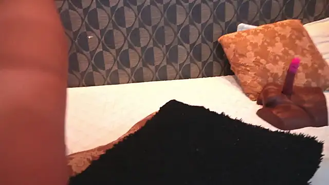 Snapshot of SharomRoss chatting on February 20, 2026, 7:27 pm SharomRoss online show from February 20, 2026, 7:27 pm