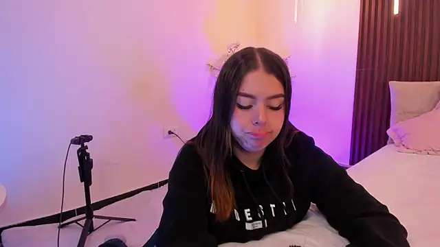 ArianaBaker online show from February 20, 2026, 1:24 pm