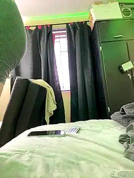 Snapshot of Osiiriis chatting on December 14, 2025, 10:37 pm Osiiriis online show from December 14, 2025, 10:37 pm