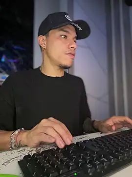 Snapshot of Osiiriis chatting on February 28, 2025, 5:04 am Osiiriis online show from February 28, 2025, 5:04 am