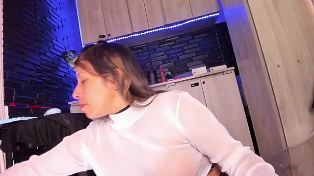 LaureenHills online show from November 11, 2025, 9:42 pm