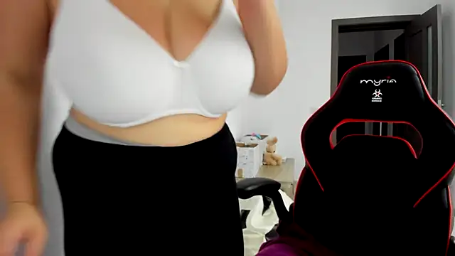 amiraisa11 online show from October 17, 2025, 5:22 am